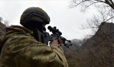 İçişleri Bakanlığı, bir PKK’lı teröristin daha ikna yoluyla güvenlik güçlerine teslim olduğunu bildirdi.