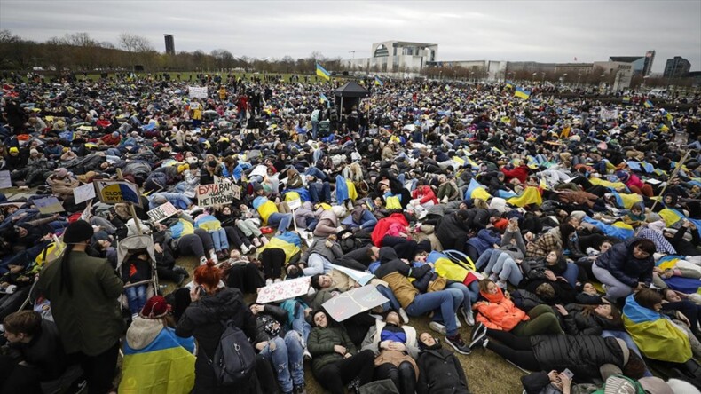 Almanya’da binlerce kişi Ukrayna’daki savaşı protesto etti