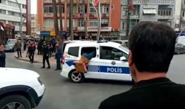 Gözaltına alınan zanlının polis aracının camından kaçmaya çalışması kameraya yansıdı