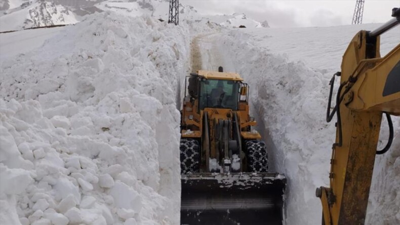 Hakkari’de üs bölgesi yollarında 8 metre karla mücadele