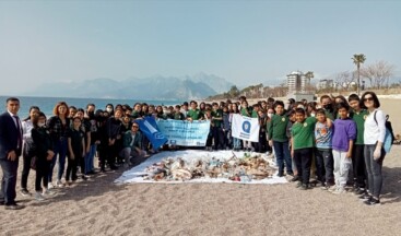 Antalya’da sahilde toplanan çöpler, dikkati çekmek için sergilendi