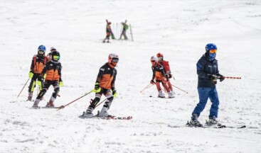 Kar kalınlığının 136 santimetre ölçüldüğü Palandöken’de kayak heyecanı sürüyor