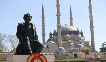 Selimiye Meydanı düzenlenmesi kapsamında kaldırılan Mimar Sinan heykeli yerine konuldu