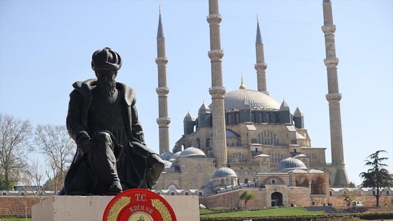 Selimiye Meydanı düzenlenmesi kapsamında kaldırılan Mimar Sinan heykeli yerine konuldu