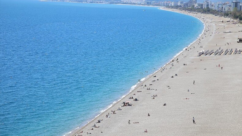 Antalya’da sahillerde güneşli hava yoğunluğu