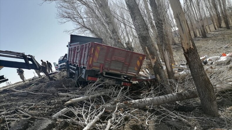 Ağrı’da kamyon şarampole yuvarlandı, 2’si çocuk 5 kişi hayatını kaybetti