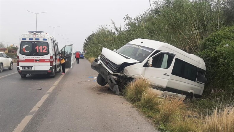 Antalya’da turistleri taşıyan minibüsün devrildiği kazada 12 kişi yaralandı