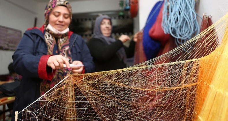 Faroz”un kadınları ağ örerek balıkçı eşlerine destek oluyor