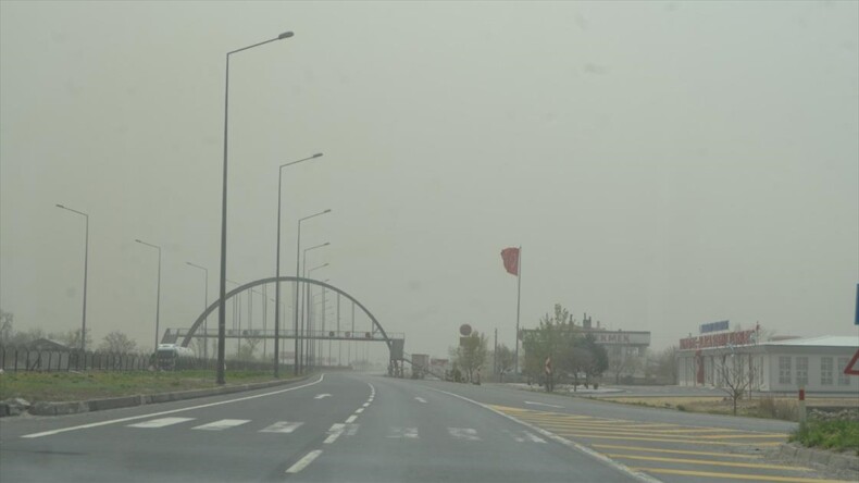 Aksaray-Adana kara yolunda oluşan kum fırtınası nedeniyle ulaşım sağlanamıyor.