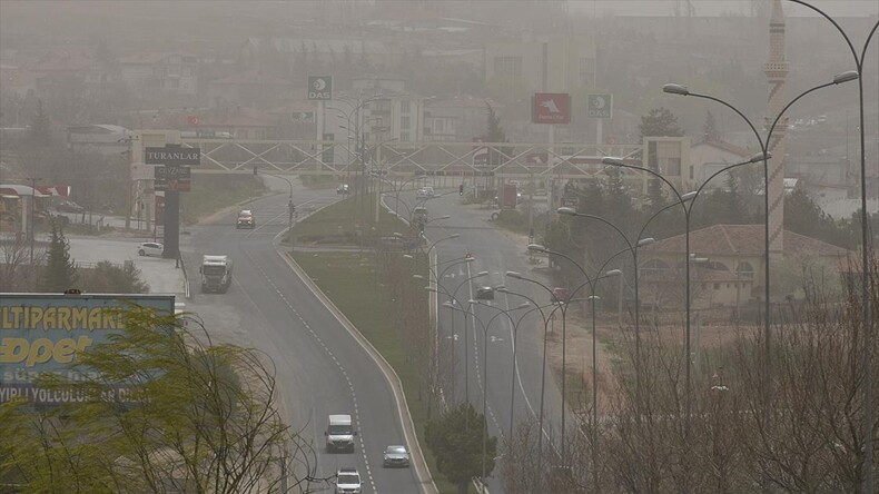 Çöl tozu hava kalitesini bozdu