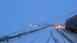 Van’da Güzeldere Geçidi, kar nedeniyle trafiğe kapatıldı