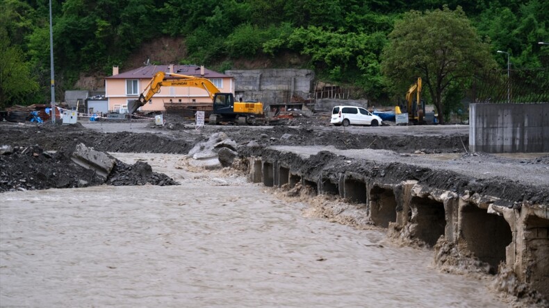 Kastamonu’da derelerin su seviyesinin yükselmesiyle 15 geçici köprü zarar gördü