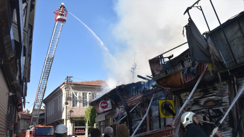 Afyonkarahisar’da çıkan yangında 15 iş yeri kullanılamaz hale geldi