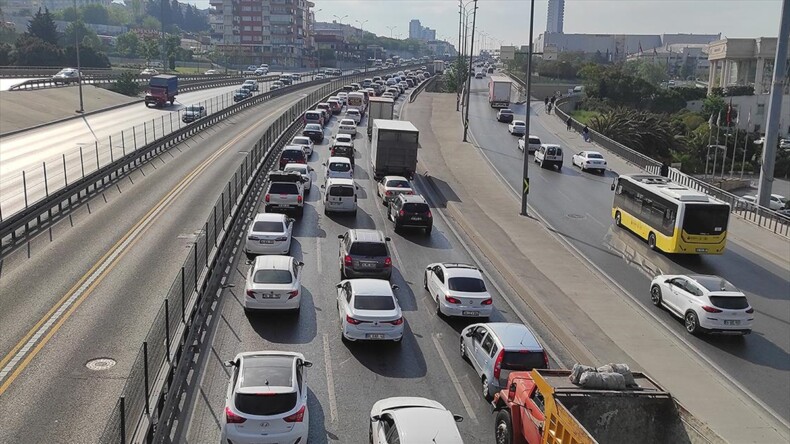 İstanbul’da haftanın ilk gününde trafik yoğunluğu yaşanıyor