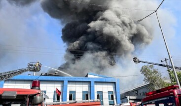 Arnavutköy’de bir plastik fabrikasında yangın çıktı