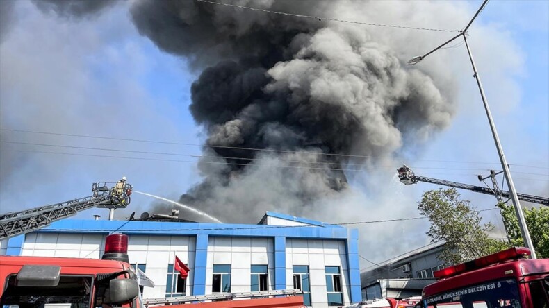 Arnavutköy’de bir plastik fabrikasında yangın çıktı