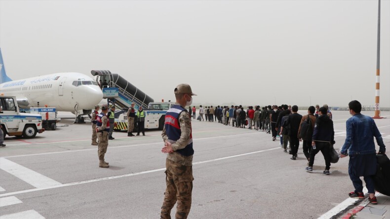 Afganistan uyruklu 414 düzensiz göçmen Erzurum’dan ülkelerine gönderildi