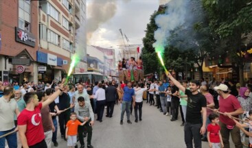 İstanbul’un fethinin yıl dönümünde karadan temsili gemi yürüttüler