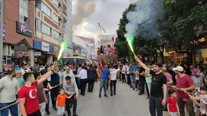 İstanbul’un fethinin yıl dönümünde karadan temsili gemi yürüttüler