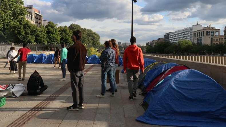 Paris’te ‘küçük göçmenler’ kalıcı barınma talebiyle meydanda kamp kurdu