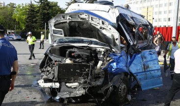 Başkentte yolcu minibüsü ile otomobilin çarpışması sonucu 20 kişi yaralandı