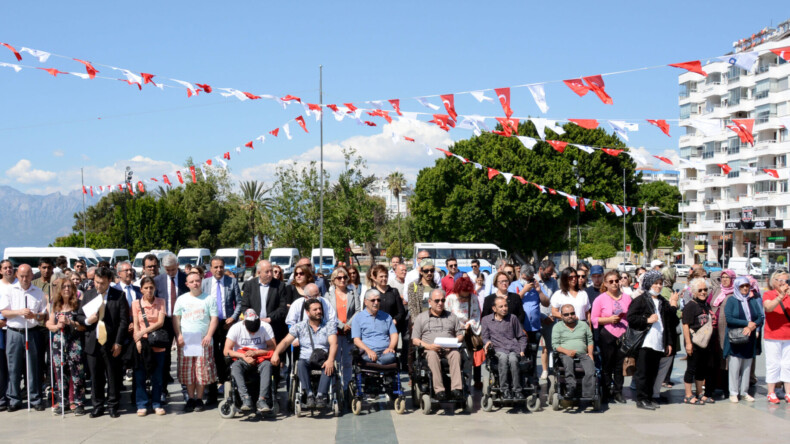 Engelliler haklarını meydanda haykırdı