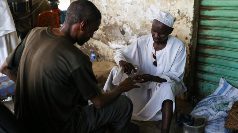 Sudan’da ‘sokak manikürcüleri’ hala tercih ediliyor