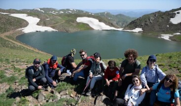 Yayla Dağı zirvesindeki göle ulaşmak için 7 kilometre yol katettiler