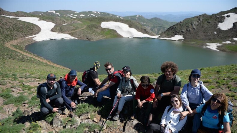 Yayla Dağı zirvesindeki göle ulaşmak için 7 kilometre yol katettiler