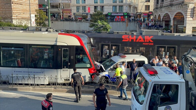 Fatih’te tramvay ile polis aracı çarpıştı