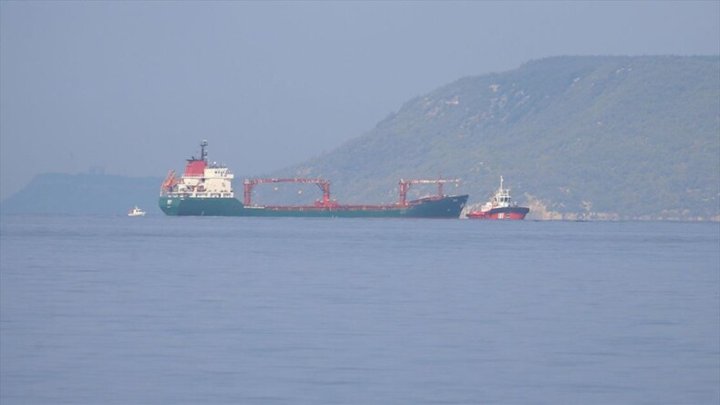 Çanakkale Boğazı’nda arızalanan gemi römorkörle çekildi