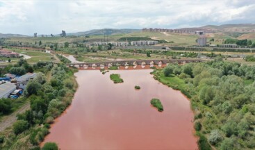 Türkiye’nin en uzun nehri Kızılırmak kızıla büründü