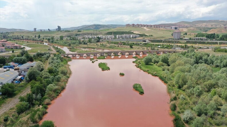 Türkiye’nin en uzun nehri Kızılırmak kızıla büründü