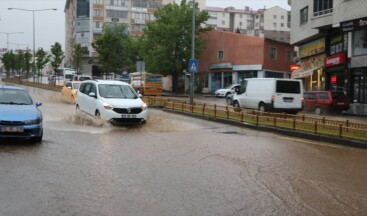 Erzurum’da sağanak nedeniyle vatandaş ve sürücüler zor anlar yaşadı