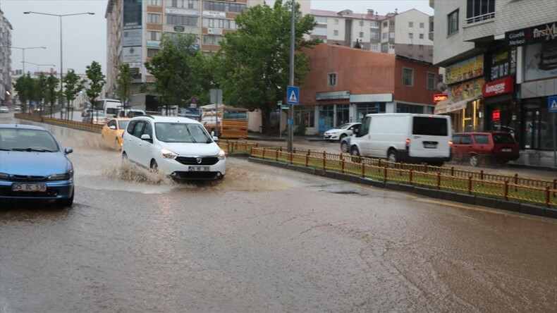 Erzurum’da sağanak nedeniyle vatandaş ve sürücüler zor anlar yaşadı