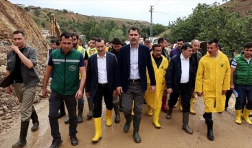 Bakan Kurum, Ankara’daki selden etkilenen Tatlar Mahallesi’nde incelemelerde bulundu