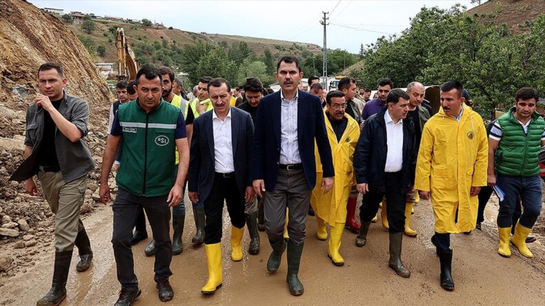 Bakan Kurum, Ankara’daki selden etkilenen Tatlar Mahallesi’nde incelemelerde bulundu