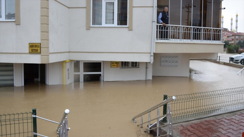 Konya’da sağanak nedeniyle bazı ev ve iş yerlerini su bastı