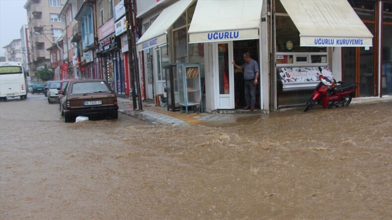 Bilecik’te yağış nedeniyle bazı ev ve iş yerlerini su bastı