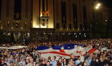 Gürcistan’da halk, AB’den ‘aday ülke’ statüsü alamayan hükümeti protesto etti