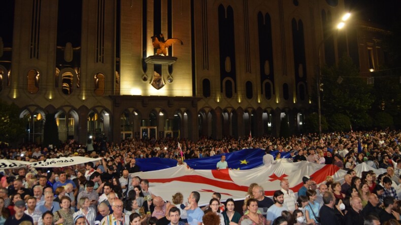 Gürcistan’da halk, AB’den ‘aday ülke’ statüsü alamayan hükümeti protesto etti