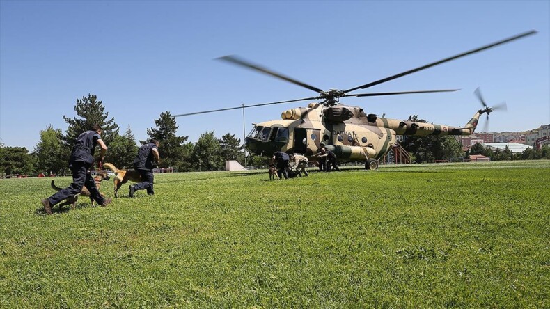 Jandarmanın ‘hassas burunları’ operasyonlara helikopterli eğitimle hazırlanıyor