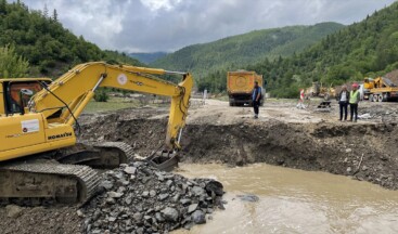 Kastamonu’da şiddetli yağış nedeniyle Cide ve Şenpazar ilçelerini il merkezine bağlayan kara yolundaki geçici menfez köprüler zarar gördü.