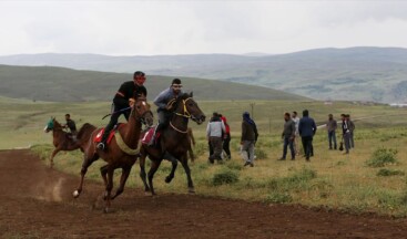 Muş’ta geleneksel köyler arası at yarışı etkinliği düzenlendi