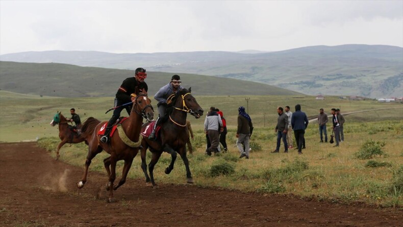 Muş’ta geleneksel köyler arası at yarışı etkinliği düzenlendi