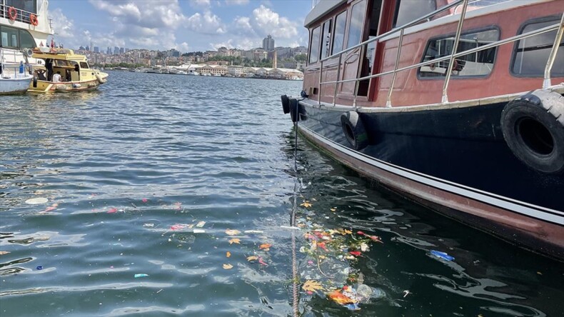 Haliç’te kıyıya vuran çöplerin oluşturduğu kirlilik çevredekileri rahatsız etti