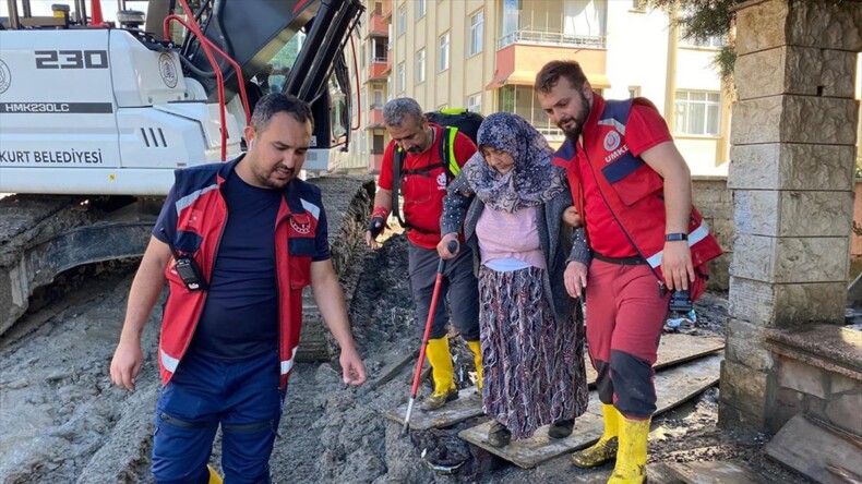 Sağlık ekipleri Kastamonu’da selin ardından 55 kişiyi kurtardı