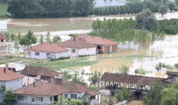 Düzce’de sel mağdurları evlerine kavuşmak için suyun çekilmesini bekliyor