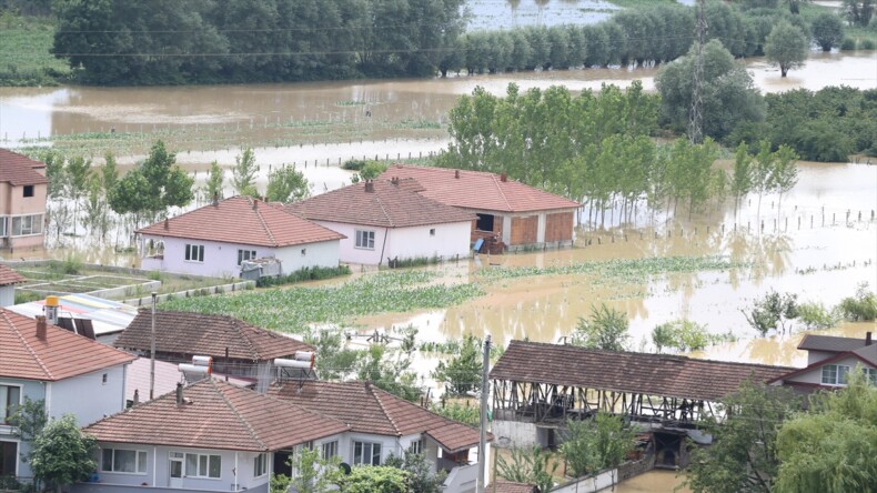 Düzce’de sel mağdurları evlerine kavuşmak için suyun çekilmesini bekliyor