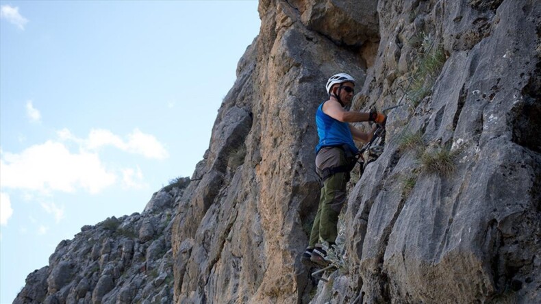 Görme engelli Türk dağcı Turhan, Viea Ferrata’ya tırmandı